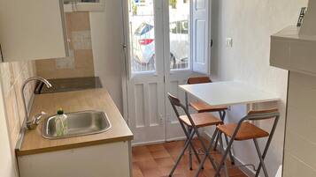 Ugn, spishäll, kaffe- och tebryggare och grytor/köksredskap