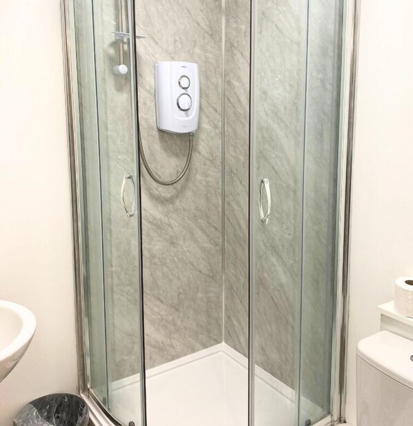 Bathtub, hair dryer, towels, soap - Modern 1 Bedroom Flat in St Helens – Ideal for Relocation or Work Trips (St Helens)