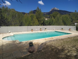 Una piscina al aire libre
