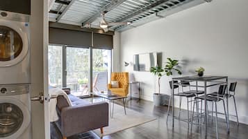 TV connectée, livres, vidéothÚque