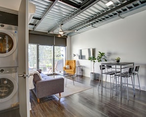 Smart-TV, Bücher, Videothek