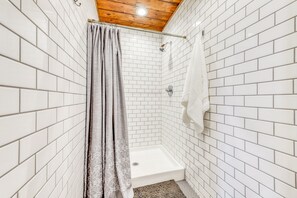 Shower, hair dryer, bathrobes, towels - Unique, historic home in walk-able, Hallmark style town (Mount Angel)