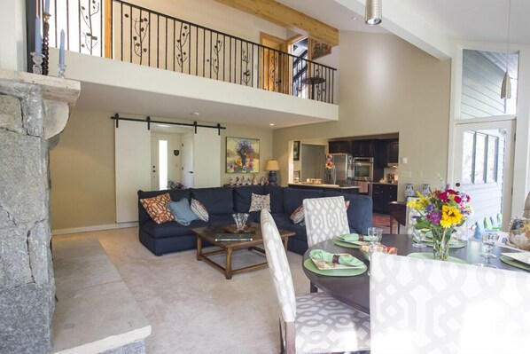 Televisión y chimenea 