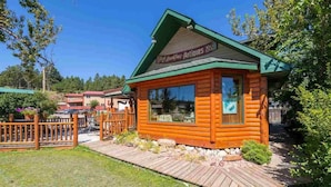 A wooden cabin with a sign reading "Breakfast Antiques Etc." - Mountain Peaks Inn, OLD BALDY MTN SUITE, Downtown Hill City (Hill City)
