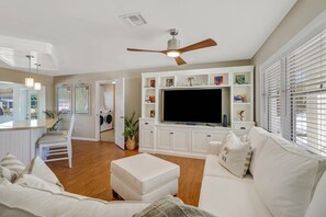Nhà (12179 Boat Shell Dr) | Phòng khách | TV màn hình phẳng 