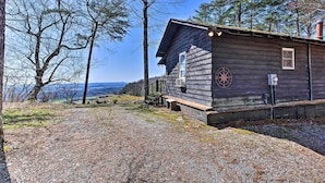 A rustic cabin with a gravel path leading to it, surrounded by trees and overlooking a scenic view. - Secluded Ridgetop Hideaway w/ Valley Views! (Menlo)