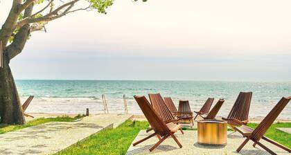 Suite 208: Beautiful 1-Bedroom Beachfront Suite