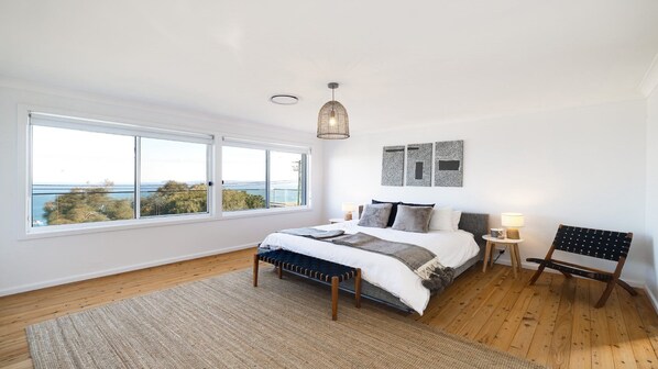 4 bedrooms, iron/ironing board, internet, bed sheets