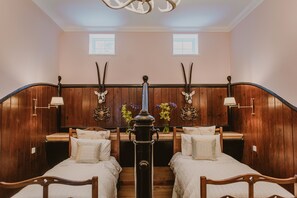2 chambres, bureau, fer et planche à repasser, lit de bébé portatif