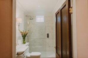 Badewanne, Haartrockner, Handtücher
