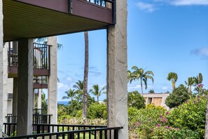 Property grounds - Maui Hill 99: Cozy 2BD/2BA Condo with Garden Views and Near Top Beaches (Kihei)