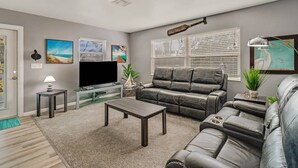 Condo (189 Dakota Ave #2R) | Sala de estar | Televisión 