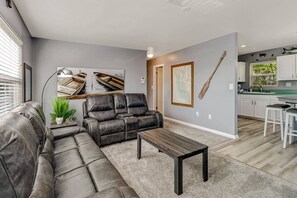 Appartement (189 Dakota Ave #2R) | Woonkamer | Televisie