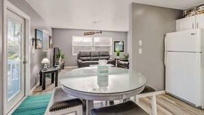 Condo (189 Dakota Ave #2R) | Cocina privada | Cafetera y tetera, refrigerador y microondas 