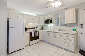 Condo (Beach & Tennis 3202) | Private kitchen