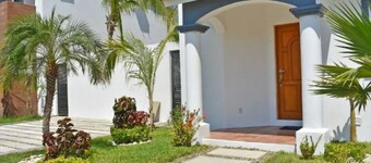 Gorgeous & cozy house close to the beach & market.