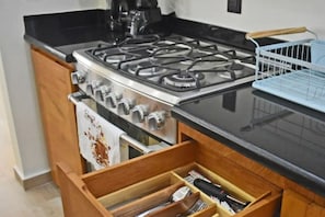 冰箱、微波炉、烤箱、炉灶