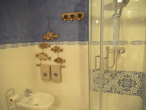 Dusche, Haartrockner, Bidet, Handtücher