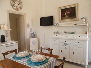 Dining - THE BATHROOMS suite (Sardegna)