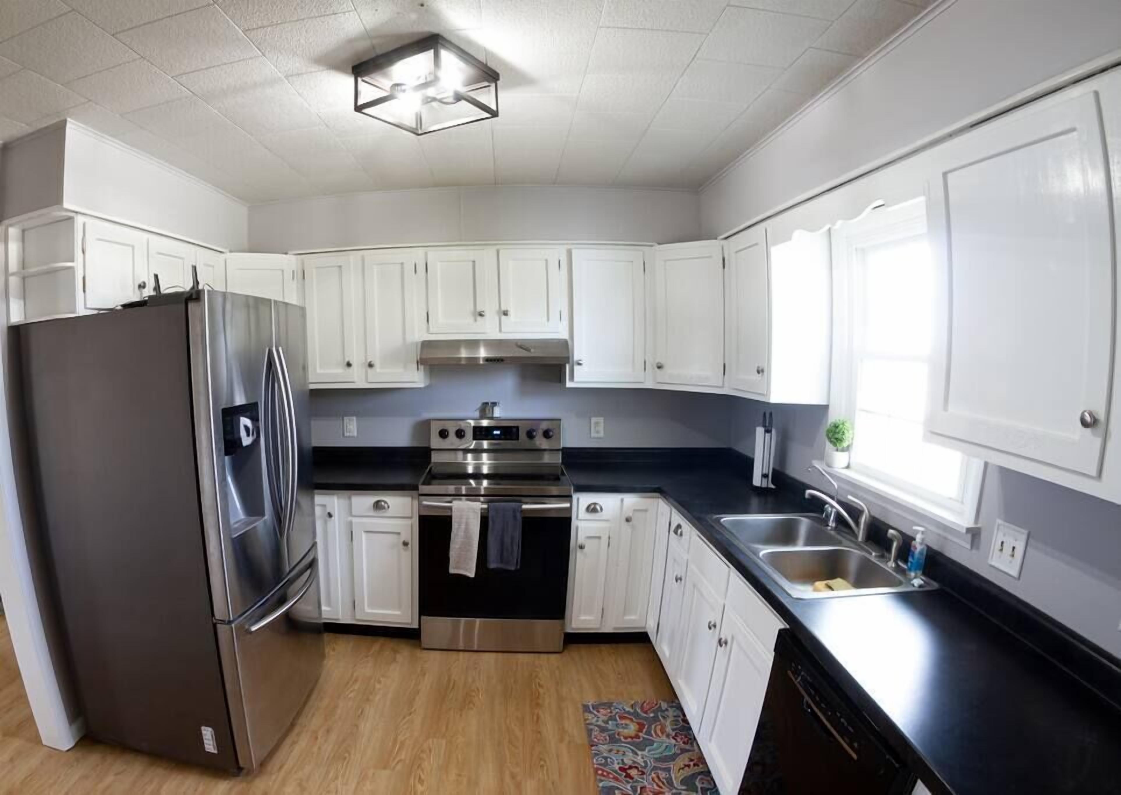 Kjøleskap, mikrobølgeovn, kaffetrakter/tekoker og kjøkkenutstyr