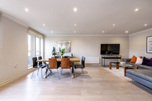 Interior - Stunning 3-bedroom in the heart of London with parking (London)