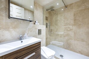 Bathtub, hair dryer, towels, soap - Stunning 3-bedroom in the heart of London with parking (London)