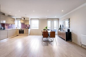 Fridge, microwave, oven, stovetop - Stunning 3-bedroom in the heart of London with parking (London)