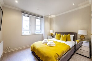 3 bedrooms, iron/ironing board, WiFi, bed sheets - Stunning 3-bedroom in the heart of London with parking (London)