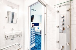 Ducha, cabezal de ducha con hidromasaje, secador de pelo, jabón