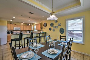 Dining - Walk to Galveston Beach: Coastal Escape w/ Yard (Galveston)