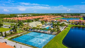 Un complexe hôtelier doté de plusieurs piscines, d’un court de tennis et d’un grand lac.
