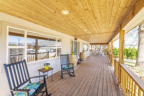 Terrace/patio - Spacious Lakeside Home: Walk to Beach, Wineries, and Downtown! Ample Parking! (Chelan)