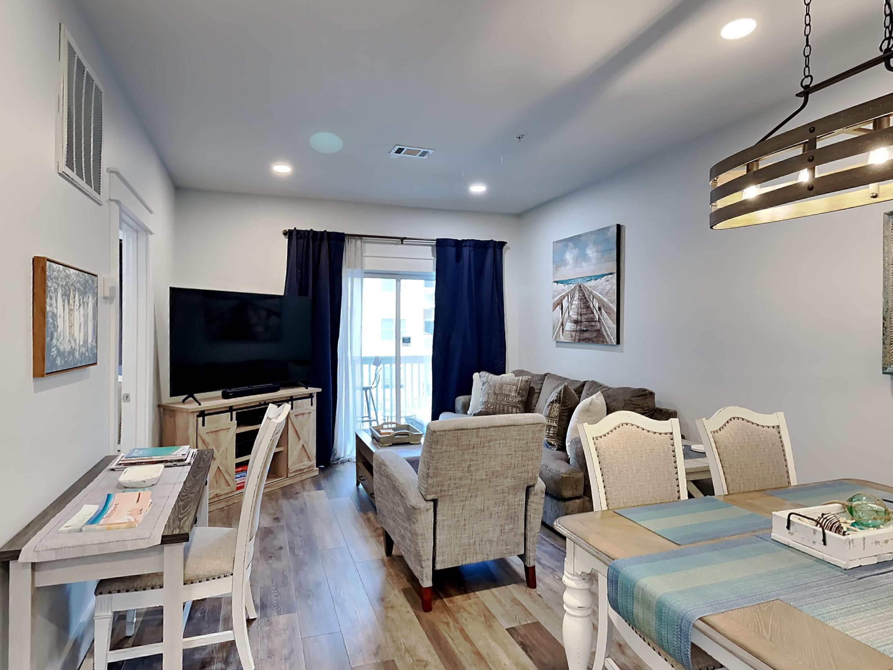 Coastal Condo, Near Beach, Dock Access and Pool