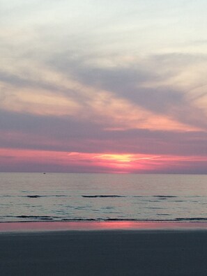 Beach nearby, sun-loungers - All New Seahorse Bay Cottage walk to bay beach and view world famous sunsets! (Villas)