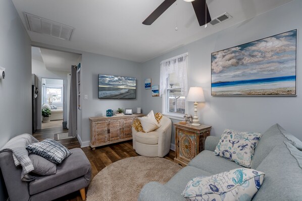Smart TV, books - All New Seahorse Bay Cottage walk to bay beach and view world famous sunsets! (Villas)