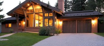 Luxury ski chalet with mountain views, 5 minutes to ski lifts