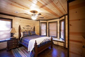 5 bedrooms, iron/ironing board, WiFi, bed sheets
