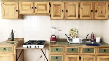 Frigorífic, forn, placa de cuina i cafetera i tetera