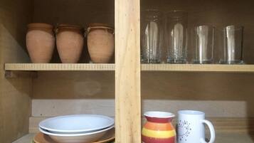 Fridge, oven, stovetop, coffee/tea maker