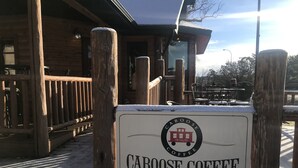Un recinto in legno con un cartello per Caboose Coffee Company.