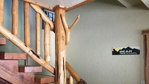 Una scala di legno con un cartello che riporta la scritta 'Bear Mountain'.