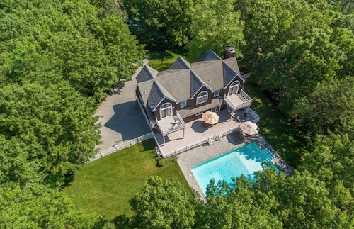 Luxury Beach House, Heated Pool, Dune Rd beaches, pets yes, EV charger