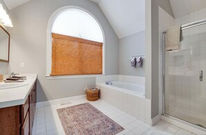 Combined shower/bathtub, jetted bath, hair dryer, towels - Southampton Beach House, Designer Interiors, Private Heated Pool, EV (Hamptons)