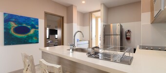 GOLD STANDARD | Pool Suite