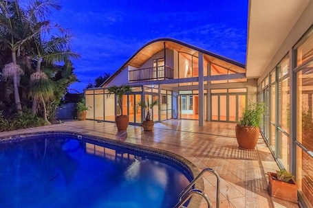 Outdoor pool. Great located Bedroom for rent on a Dayly, Weekly or Monthly Agreement.