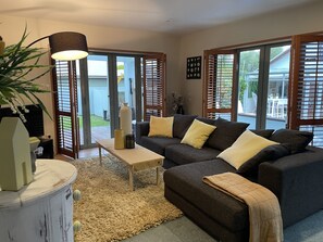 Televisio, pöytätennispöytä, työhuone