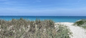 Sailfish Beach House. Gorgeous! Feet from the beach. South Hutchinson Island 3/2