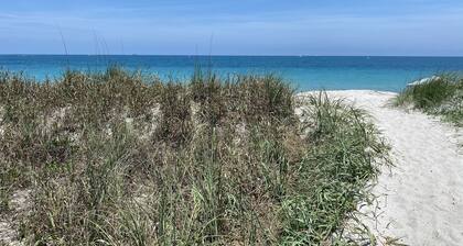 Sailfish Beach House. Gorgeous! Feet from the beach. South Hutchinson Island 3/2