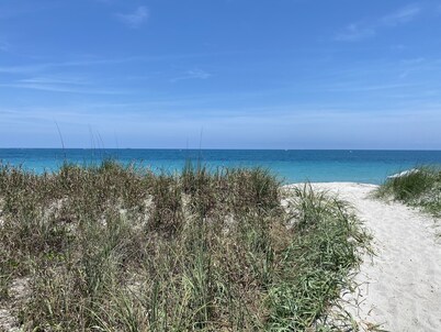 Sailfish Beach House. Gorgeous! Feet from the beach. South Hutchinson Island 3/2