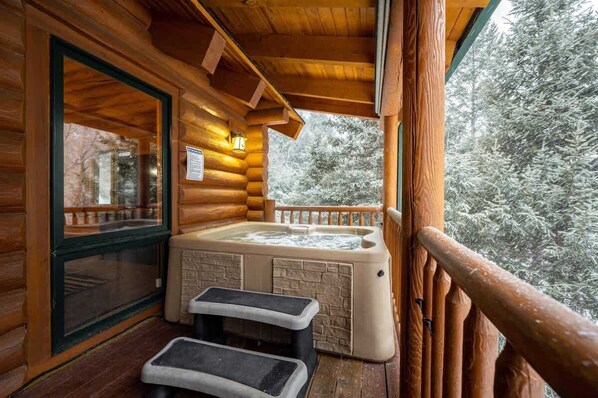 Outdoor spa tub - Iconic Log Cabin Escape | Idaho Springs | Hot Tub (Idaho Springs)